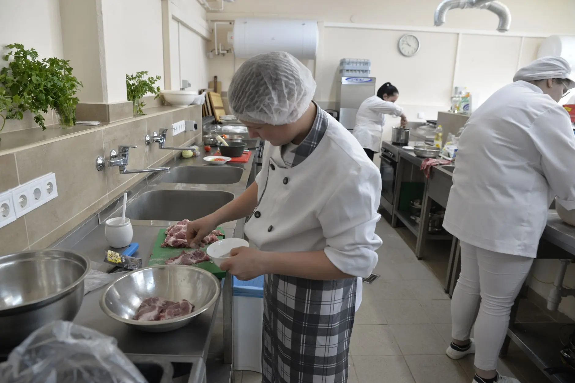 新中式实木沙发生产工艺流程与质量管控要点
