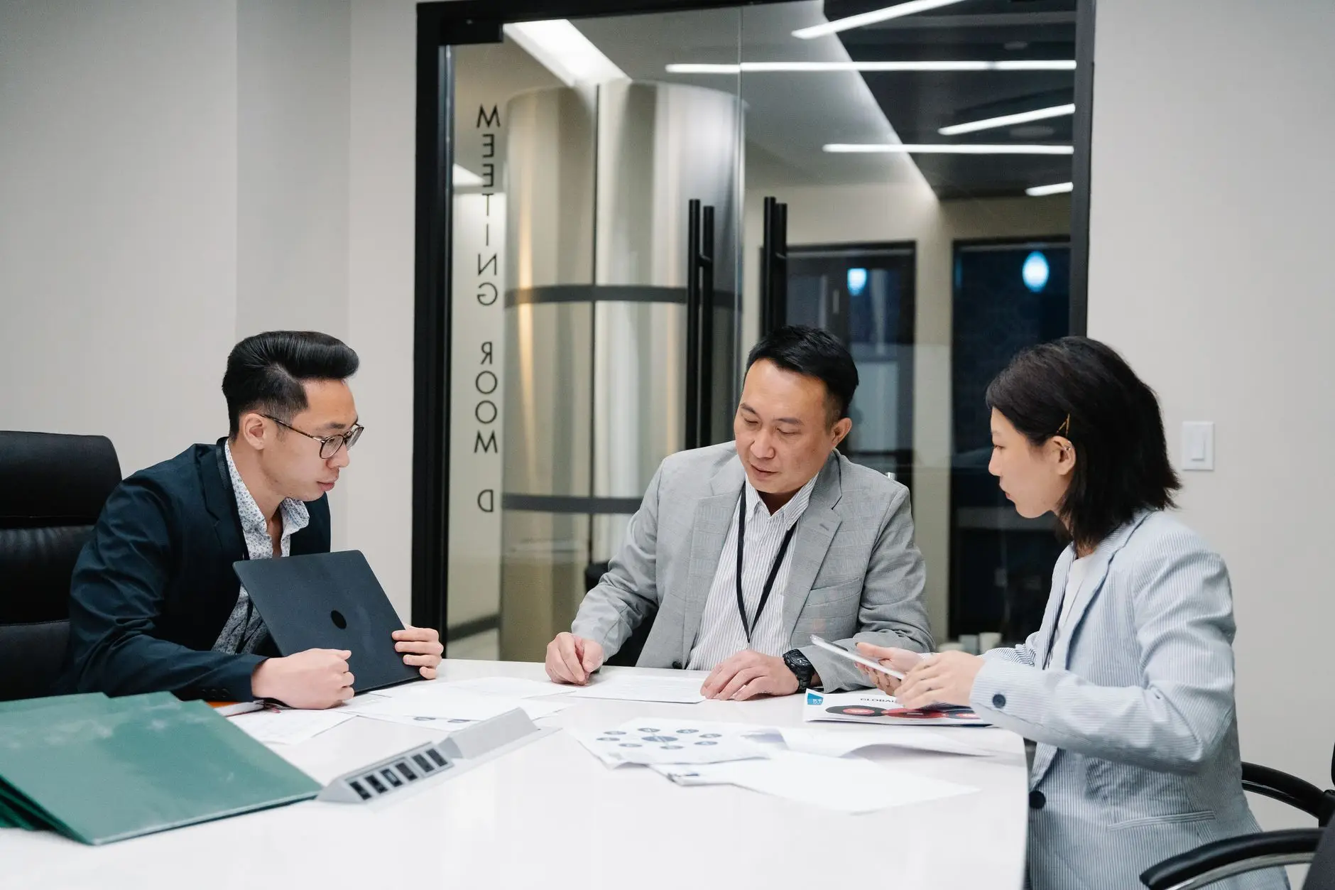 龙天红木小镇新中式茶台设计方案：兼顾文化韵味与实用功能