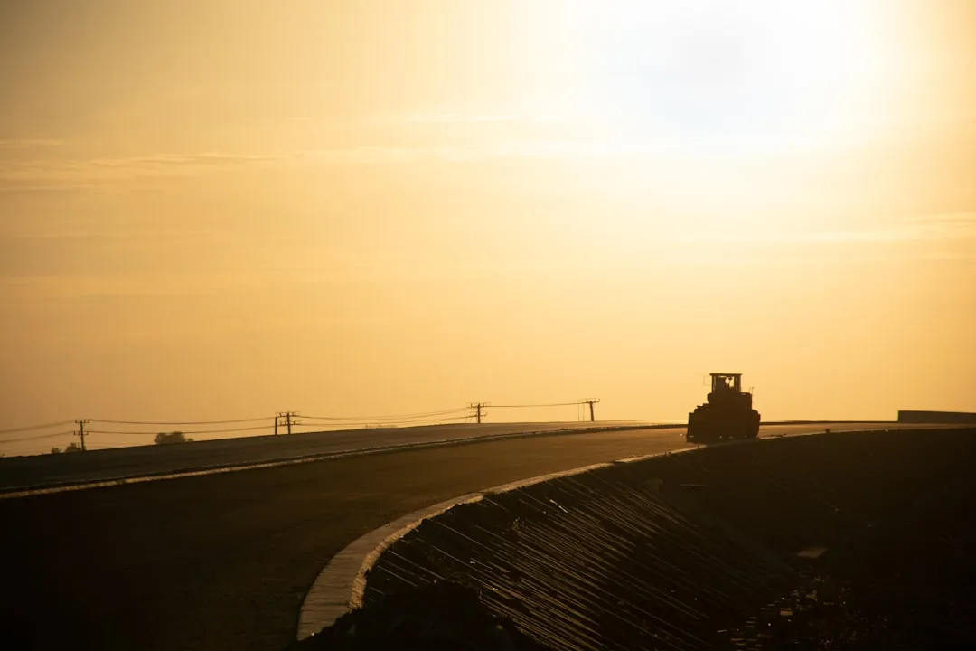 龙天红木小镇新中式实木沙发材质与工艺对比分析