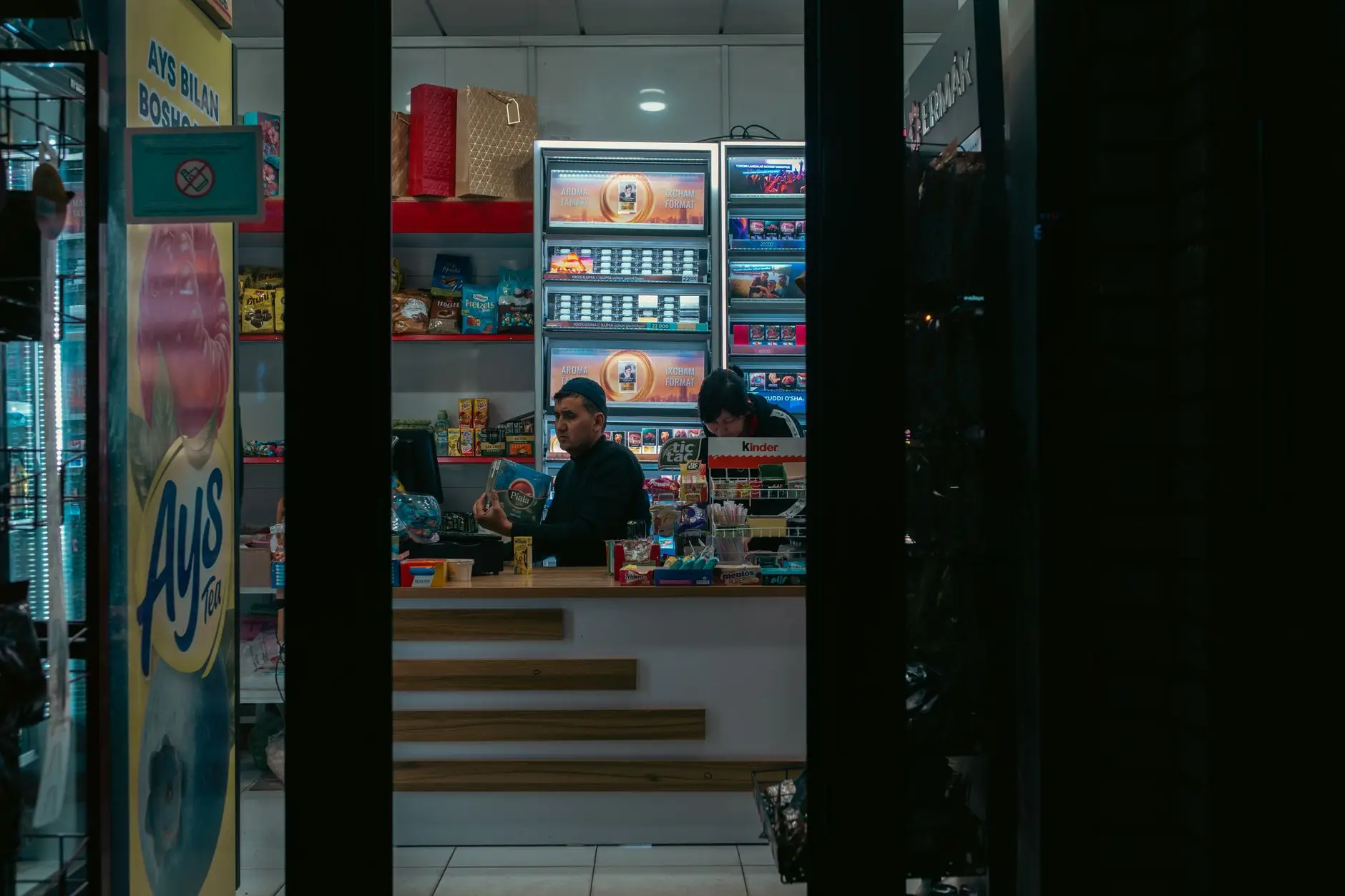 红木茶台定制选材指南：从木材特性到空间适配方案