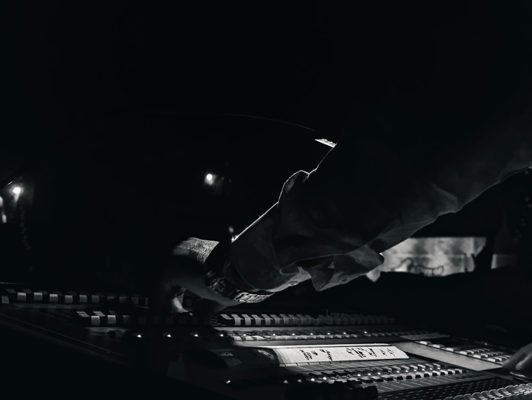 新中式实木沙发市场趋势分析：从材质选择到空间适配要点