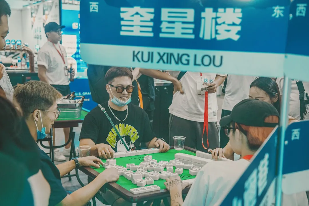 新中式实木沙发如何选？东阳木作工艺与红木家居搭配要点